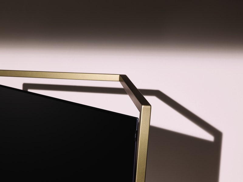 Рамка модели Bild 9 сделана из золотистого металла.