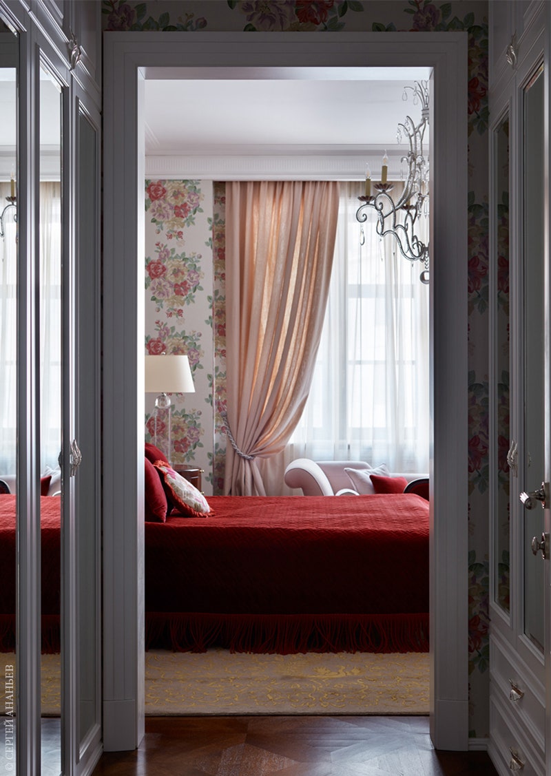 Вид на спальню дочери из проходной гардеробной. Обои в спальне Sanderson шторы Nobilis тюль Zimmer  Rohde.