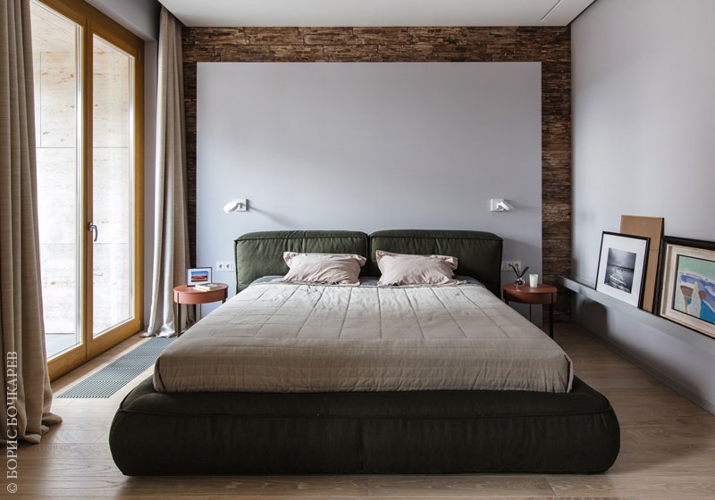 Хозяйская спальня. Кровать Bonaldo прикроватные столики Lema бра Vibia. Стена за кроватью отделана состаренным деревом...