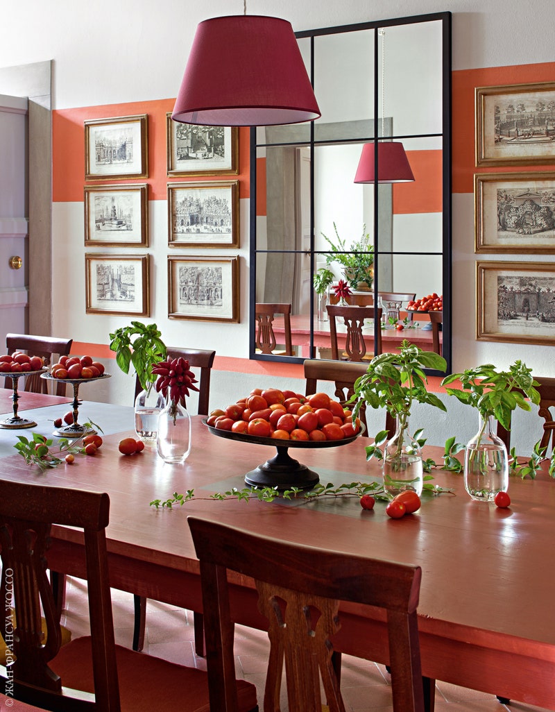 Фрагмент столовой. На стене висят гравюры работы Франческо Вентурини  и Джованни Баттисты Фальды  изображающие виды Рима.