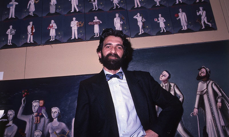 Гриша Брускин на фоне своих работ на предаукционной выставке Sothebys Москва. Июль 1988 года. Фото Сергей Борисов ©...