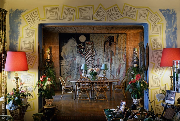 Портал отделяющий столовую от гостиной украшен меандром в вольной интерпретации Кокто. Желтый и голубой цвета...