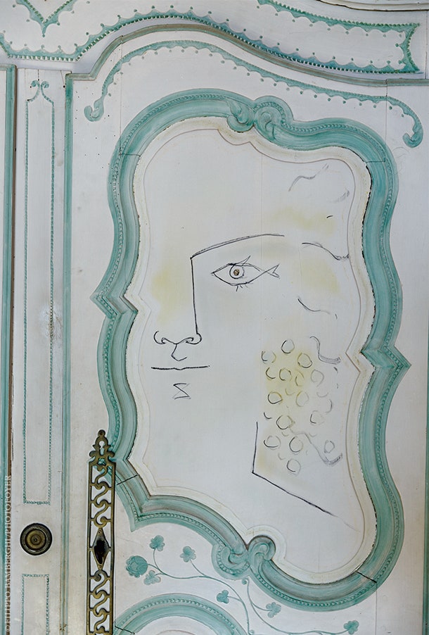 Дверца ­шифоньера по дизайну Мадлен Кастен украшена рисунком Кокто. Бирюзовый цвет — знаковый для Кастен и характерный...