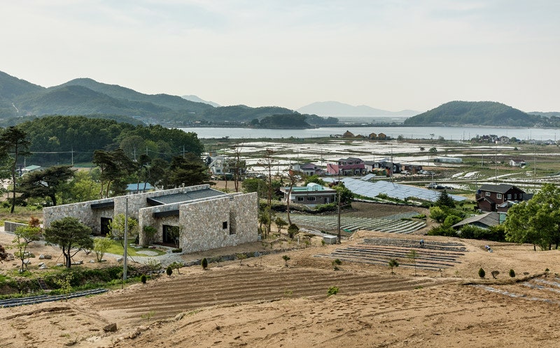 Дом для пожилой пары в Южной Корее у подножия горы Тоэма работа архитекторов бюро OBBA