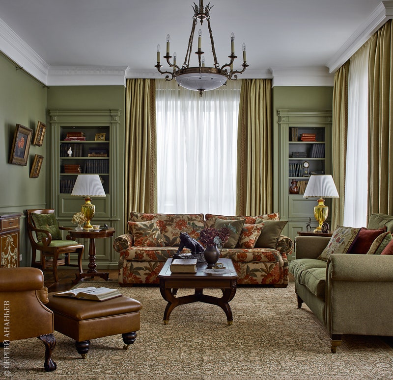 В гостиной зеленый диван и кресло все Duresta обитые тканью Sanderson. Цветной диван Parker amp Farr кожаное кресло...