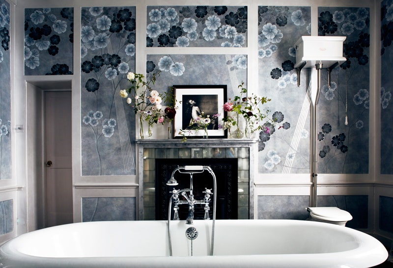 Ванная комната в доме Кейт Мосс с обоями по ее дизайну для de Gournay.