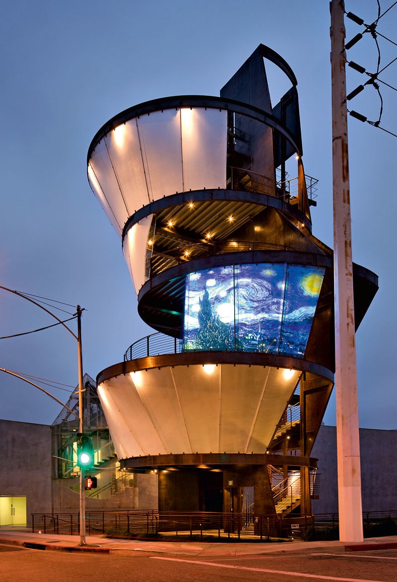 Башня Samitaur в КалверСити построена в 2010 году. Это своего рода символ преображенного Моссом квартала города где он...