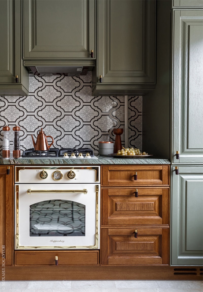 Оливковый — любимый цвет хозяйки. На кухне в него выкрашены верхние шкафчики.