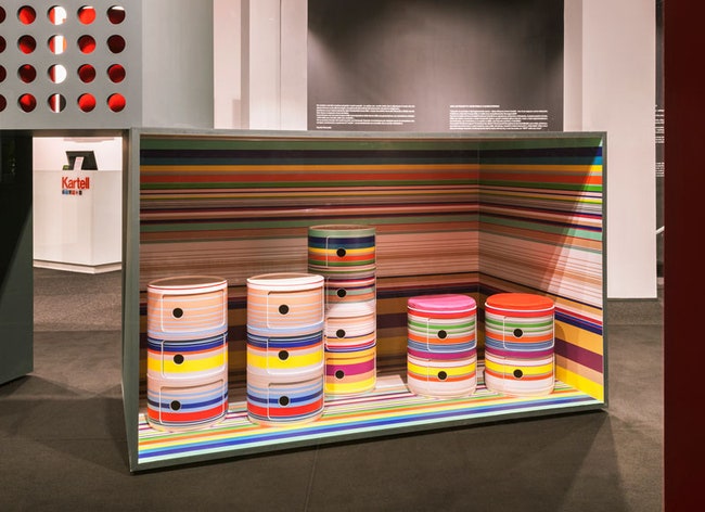 Тумбочке Componibili от Kartell исполнилось 50 лет фото с экспозиции на Milan Design Week | Admagazine