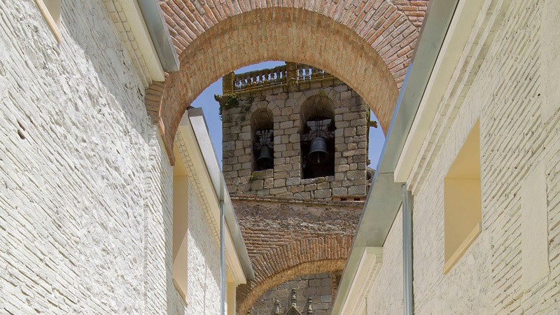Дома в стенах древнего города Оропеса в Испании работа архитекторов бюро Paredes Pedrosa
