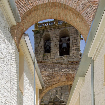 Дом в стенах древнего города в Испании