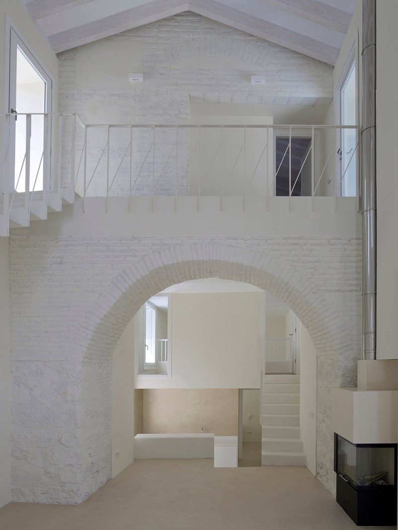 Дома в стенах древнего города Оропеса в Испании работа архитекторов бюро Paredes Pedrosa