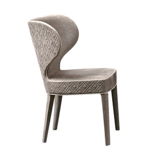 Новый обеденный стул Aida бренда Rugiano полностью обтянут замшей и украшен графичной стежкой по ­периметру сиденья и на...