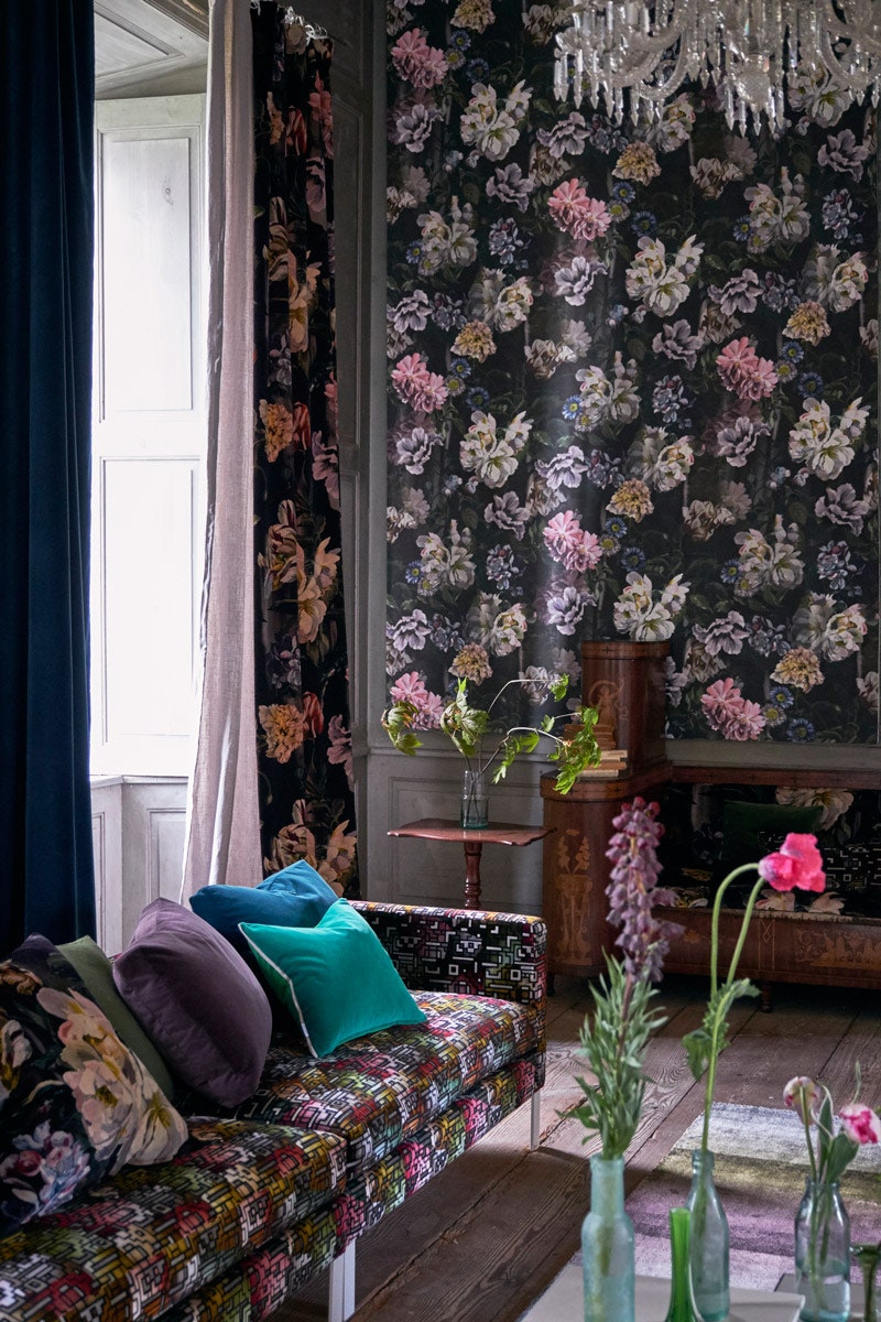 На стене обои Delft Flower Grande из коллекции Tulipa Stellata.