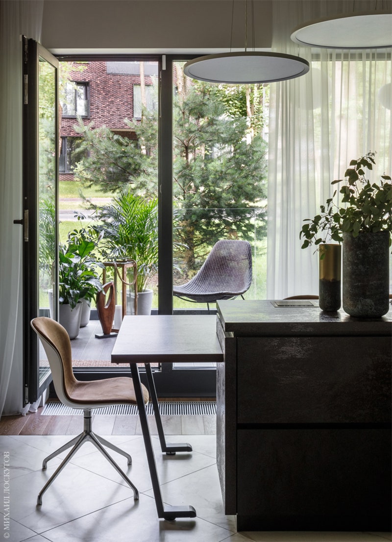 Вид из гостиной на обеденную зону и застекленную террасу где летом приятно выпить чашку кофе под пение птиц. Кресло на...