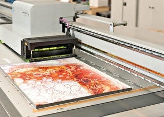 Широкоформатный принтер наносит изо­бражение высокой чет­кости на фасад кухни.