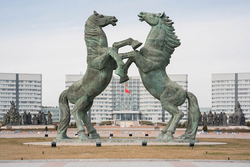 Скульптуры лошадей на площади Линюнли.