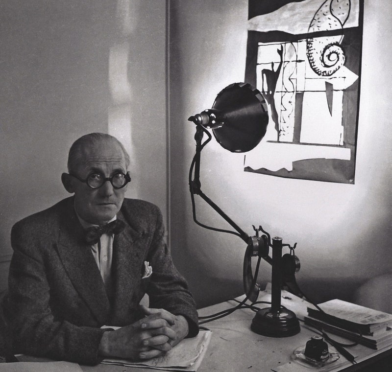 Портрет Ле Корбюзье в его офисе. На столе лампа Gras модель 201. Франция 1948 год.