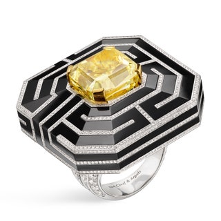 Кольцо Labyrinthe белое и желтое золото бриллианты оникс фантазийный интенсивножелтый бриллиант огранки “подушка”.