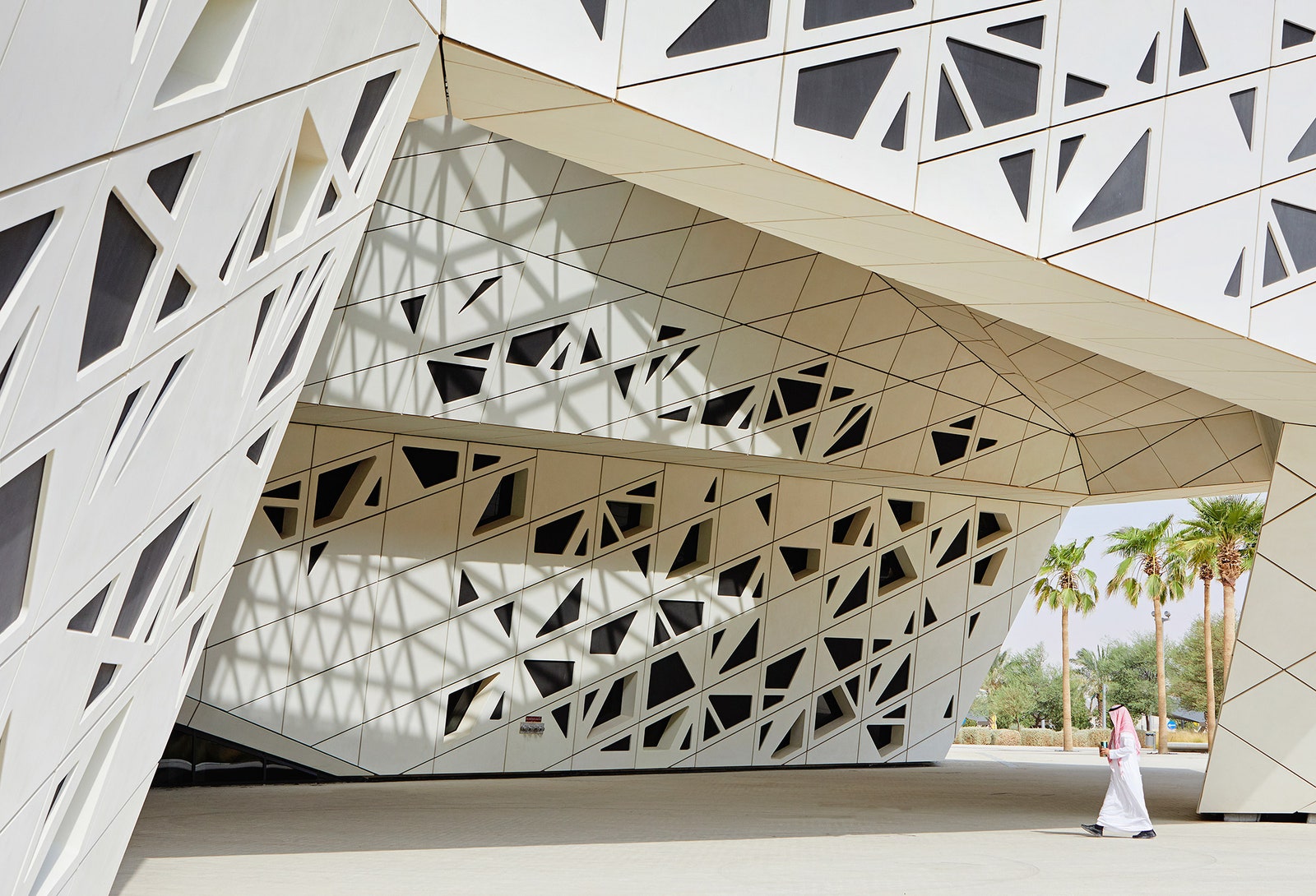 Исследовательский центр в ЭрРияде по проекту Захи Хадид здание в космическом стиле