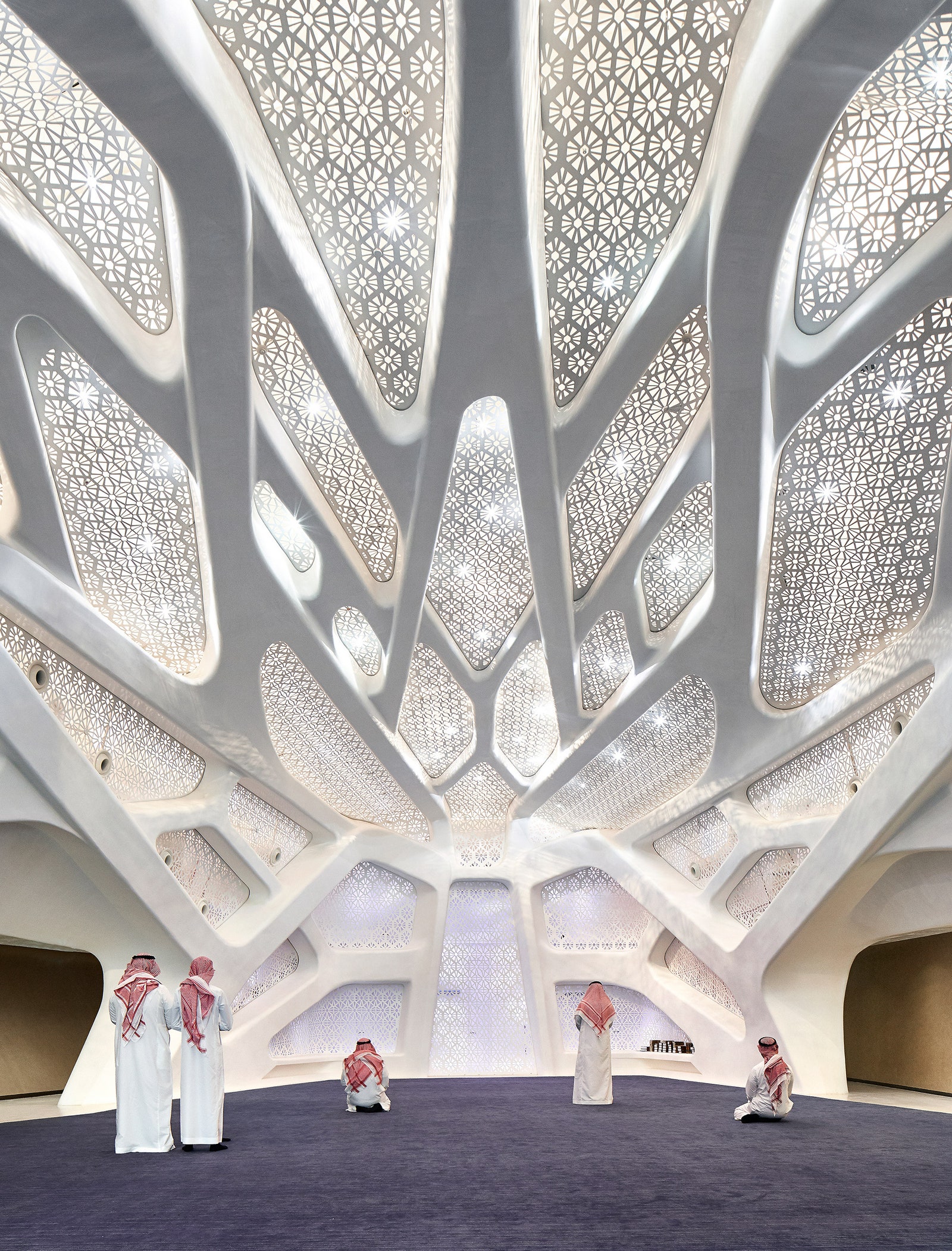 Исследовательский центр в ЭрРияде по проекту Захи Хадид здание в космическом стиле