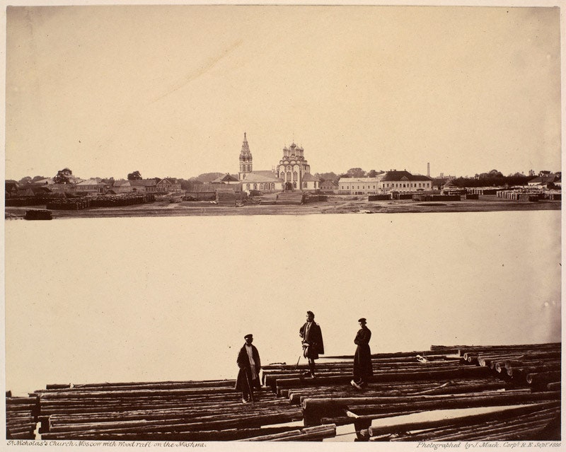 Вид на храм Николая Чудотворца в Хамовниках с другого берега Москвыреки .