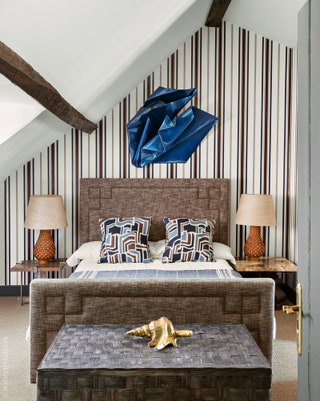 На стенах одной из гостевых спален обои Fuencisla по дизайну хозяина. Подушки из ткани Gastón y Daniela одеяло Coyuchi....