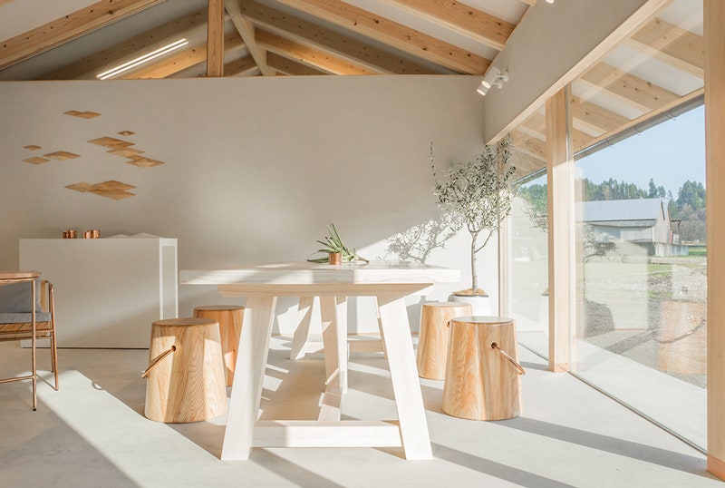 Мебель Mass из японского кедра с медными планками от дизайнстудии Fil