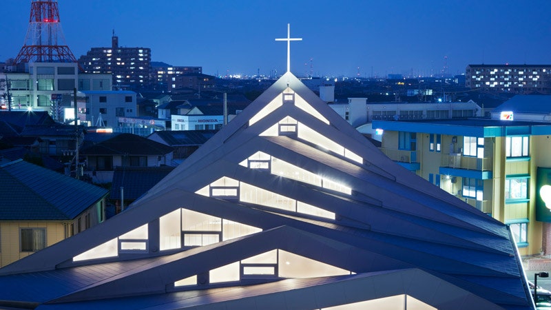 Католическая церковь в Судзуке в Японии с крышей напоминающей горный хребет