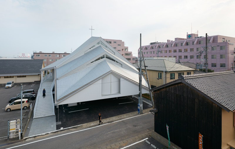 Католическая церковь в Судзуке в Японии с крышей напоминающей горный хребет