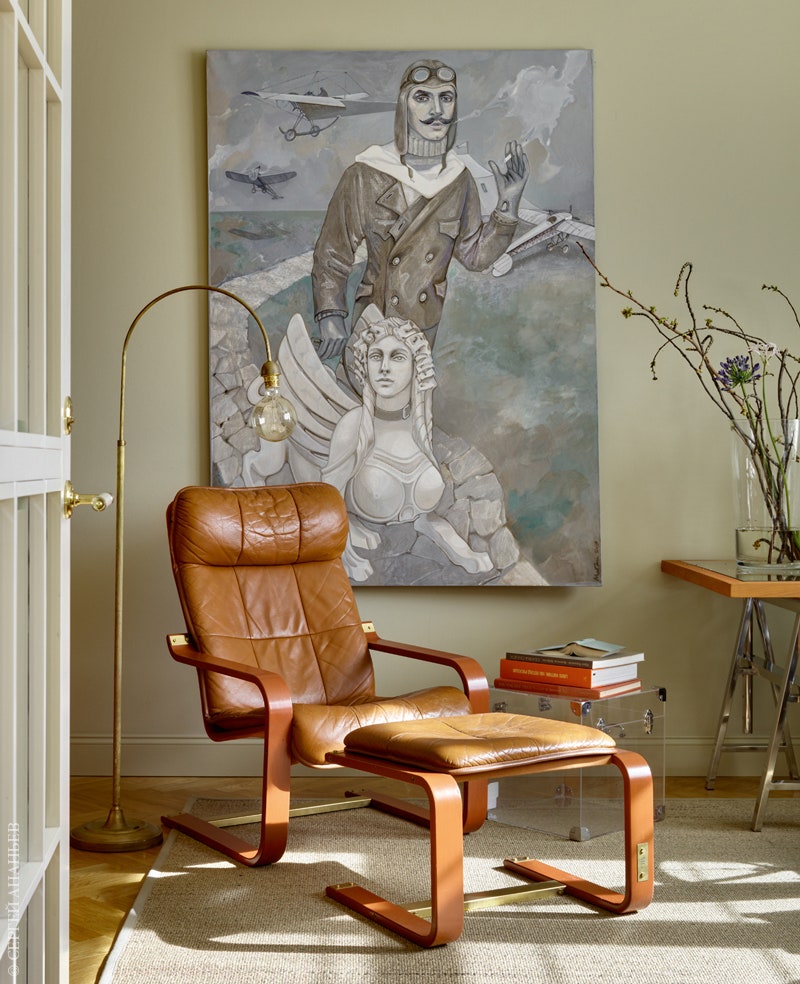 Кабинет. Герои картины художницы Мабри имеют сходство с хозяевами квартиры. Кресло и банкетка винтажная IKEA привезенная...