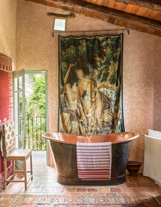 Ванная при хозяйской спальне. Медная ванна — современная копия ванны XIX века.