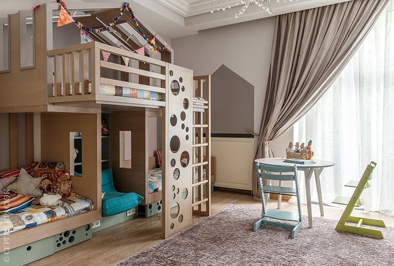 Детская комната. Двухуровневая кровать сделана по дизайну авторов проекта. Стол The Idea. Стульчики Stokke.