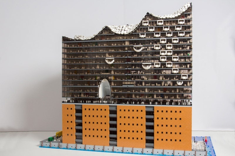 Модель Эльбской филармонии от Herzog  de Meuron из конструктора лего