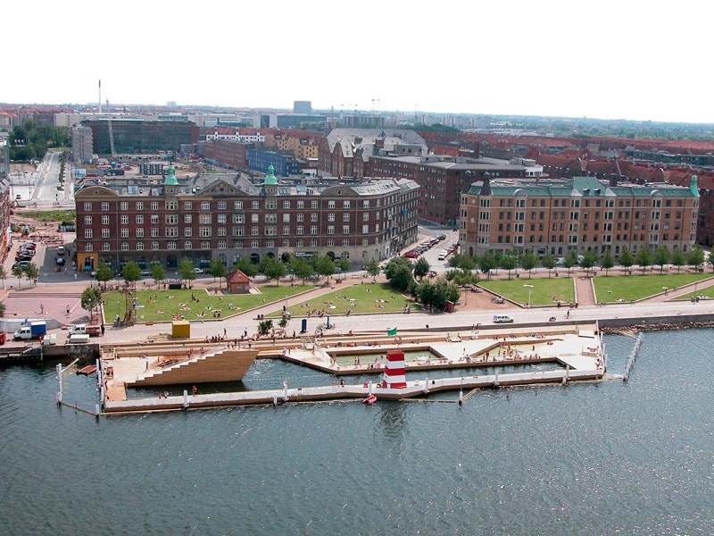 Один из самых первых проектов Бярке Ингельса — общественный бассейн в бухте Копенгагена 2003 год.
