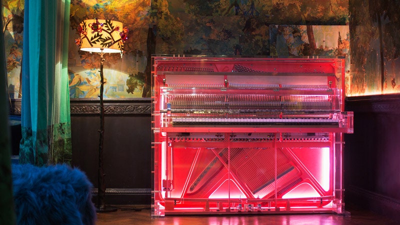 Розовое механическое пианино от британского дизайнера Дио Дэвис и Edelweiss