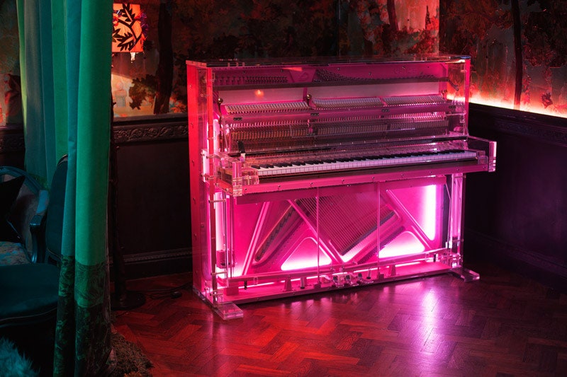 Вот так розовое механическое пианино созданное дизайнером Дио Дэвис будет смотреться в интерьере.