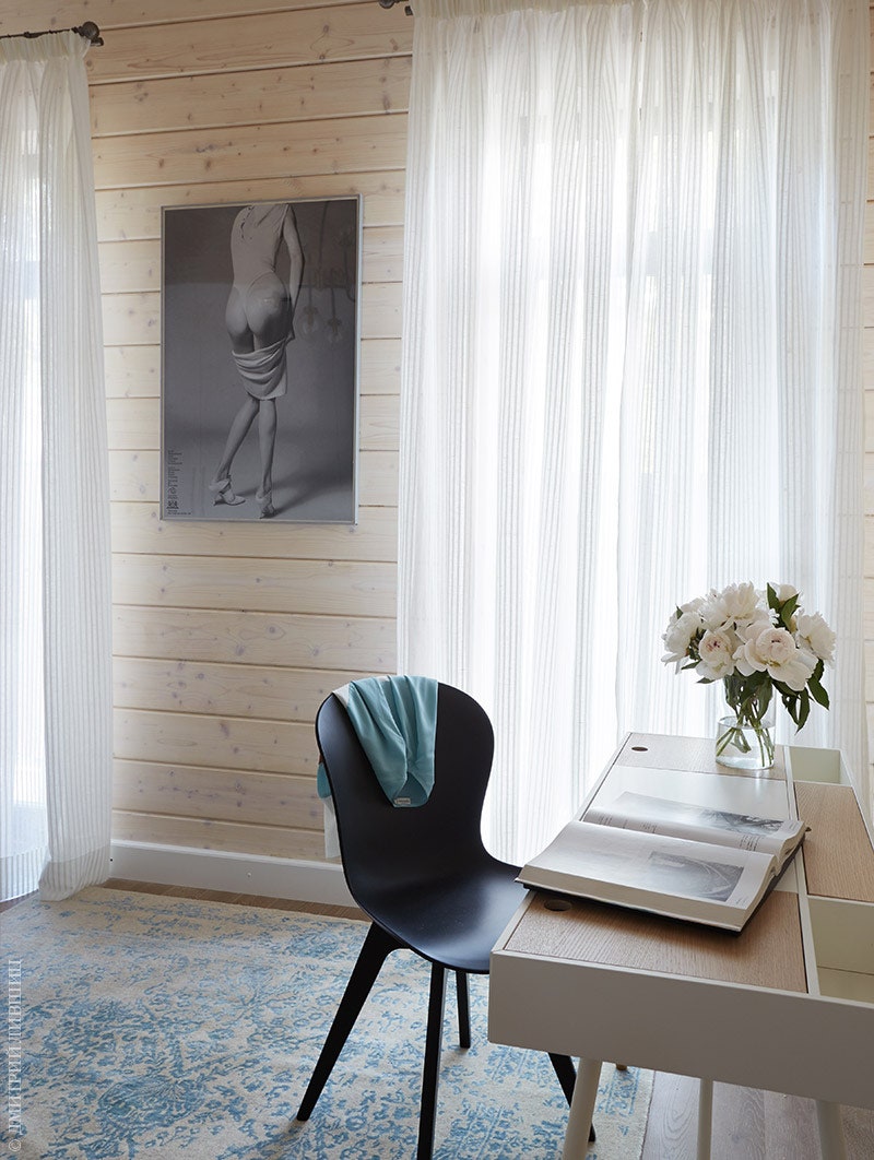 Фрагмент спальни. Стол и стул BoConcept. На стене фотография Жанлу Сиеффа.