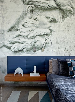 Над кроватью из кожи и ореха Presotto — изображение Зевса на стеновом покрытии Wall  Decò. Светильники Contardi и...