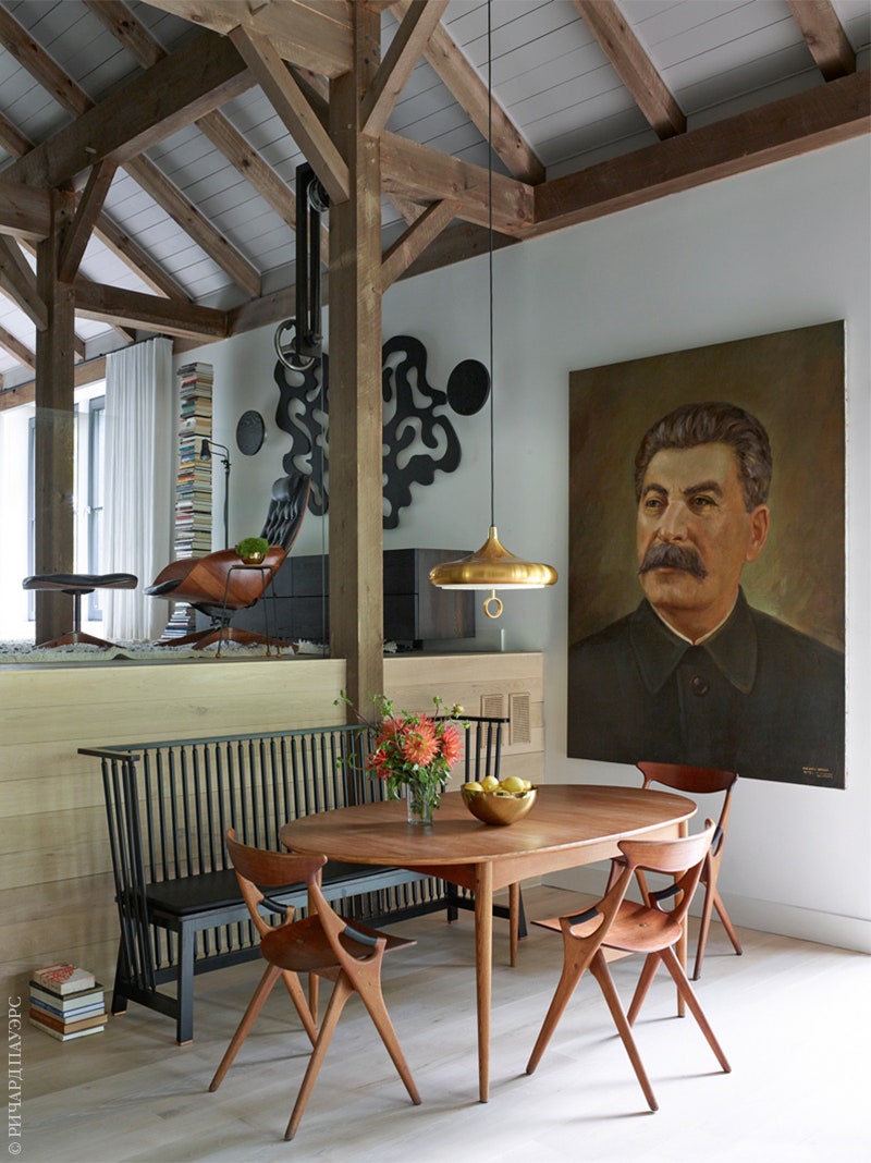 Обеденная зона. Тон здесь задает портрет Сталина 1949 года привезенный хозяином дома из России. Стол и стулья по дизайну...