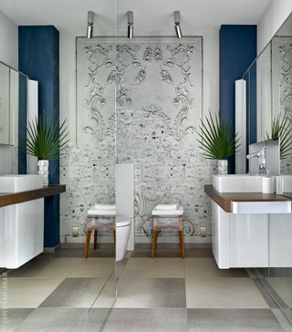 Площадь ванной комнаты визуально удваивается благодаря зеркальной стене. Сантехника Duravit. Стеклянный смеситель по...