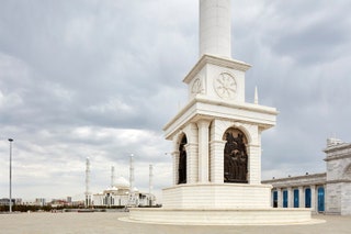 Монумент «Қазақ елі» на Площади Независимости.