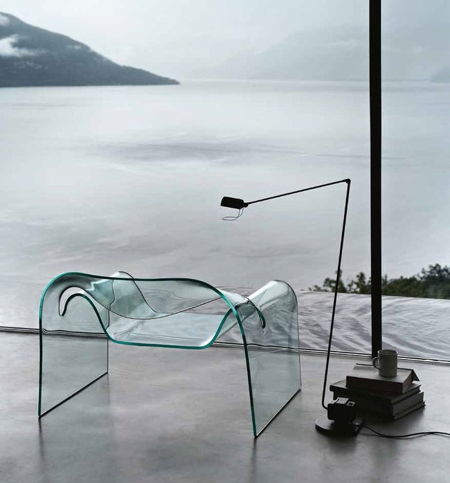 Стеклянному креслу Ghost 30 лет юбилей предмета мебели авторства Чини Боэри и Тома Катаянаги | Admagazine