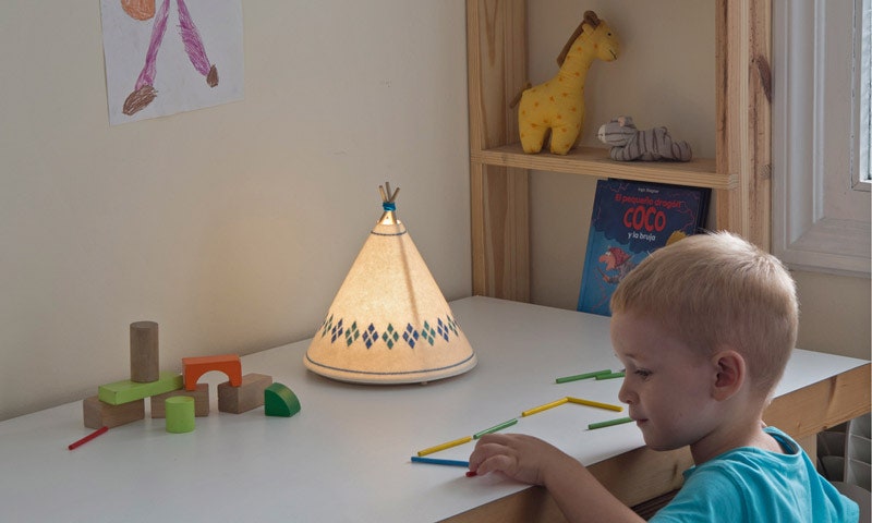 Детский светильник Tipi в виде вигвама работа дизайнера Хавьера Эрреро