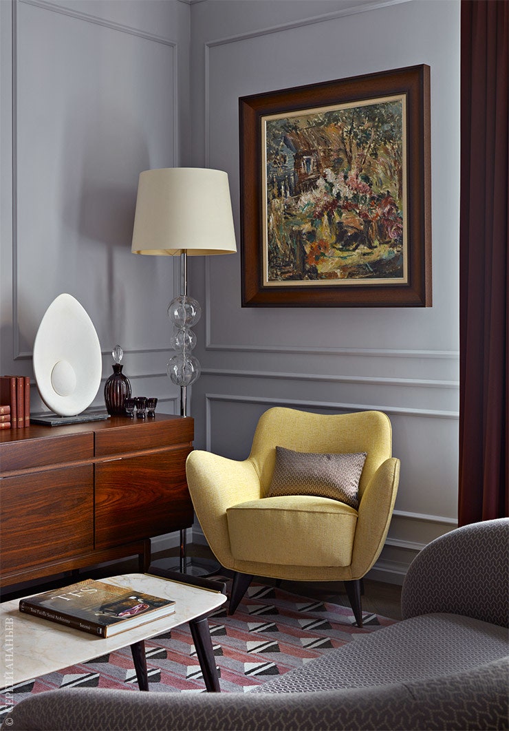 Фрагмент спальни. Кресло Veronese обито тканью Nobilis. Слева датский винтажный комод по дизайну Иба КофодЛарсена....