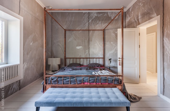 Вторая спальня сделана по тому же принципу — холст на стенах и кровать с балдахином изготовленная в Working Gang. Но на...