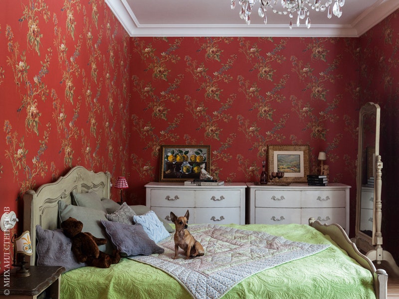 Стены спальни оклеены обоями Ronald Redding Designs. Кровать и комоды из “Интерьерной лавки”.