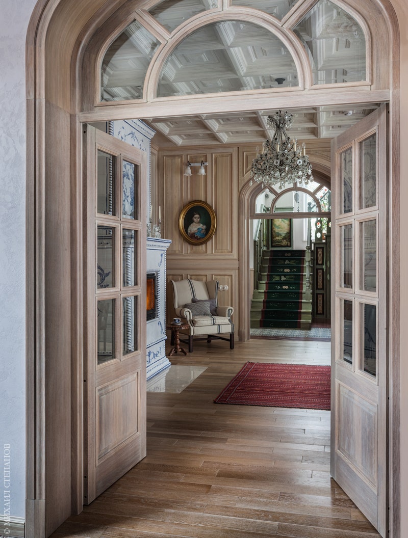Лестница в доме относительно неболь­шая но анфиладность и арочные дверные порталы придают ей торжественный вид.