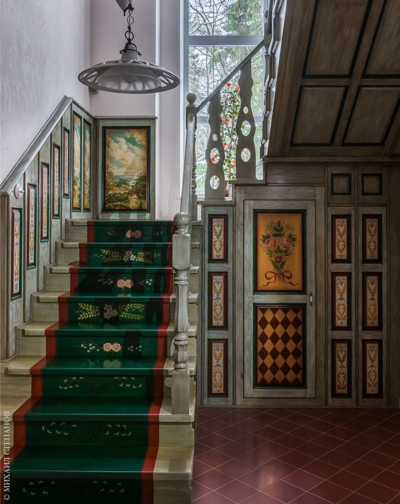 Роспись лестницы и встроенного шкафа выполнена по мотивам альпийских интерьеров. Фигурные балясины собраны из готовых...
