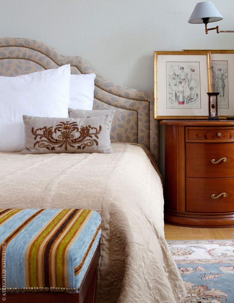 Кровать и банкетка сделаны по эскизам дизайнера и обтянуты тканью Robert Allen Desing. Покрывало Zara Home. Прикроватная...